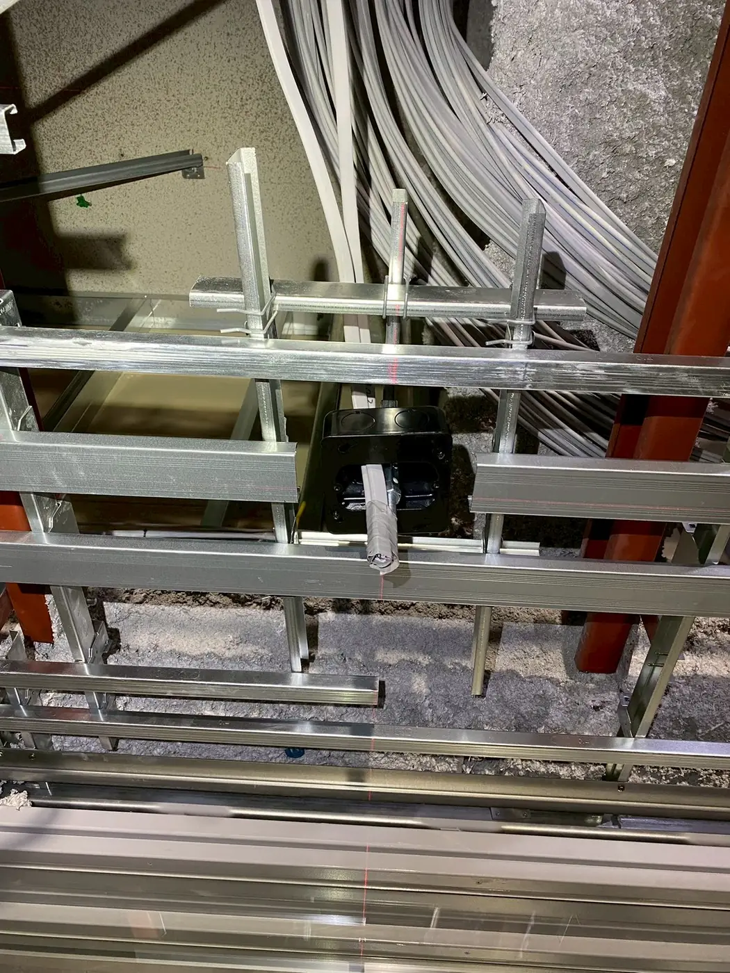 天井内配線とボックスの設置｜TKT電設の施工写真