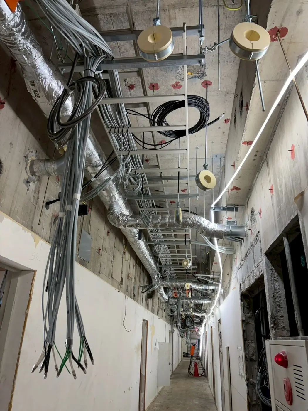 廊下天井のケーブルラック配線｜TKT電設の施工写真