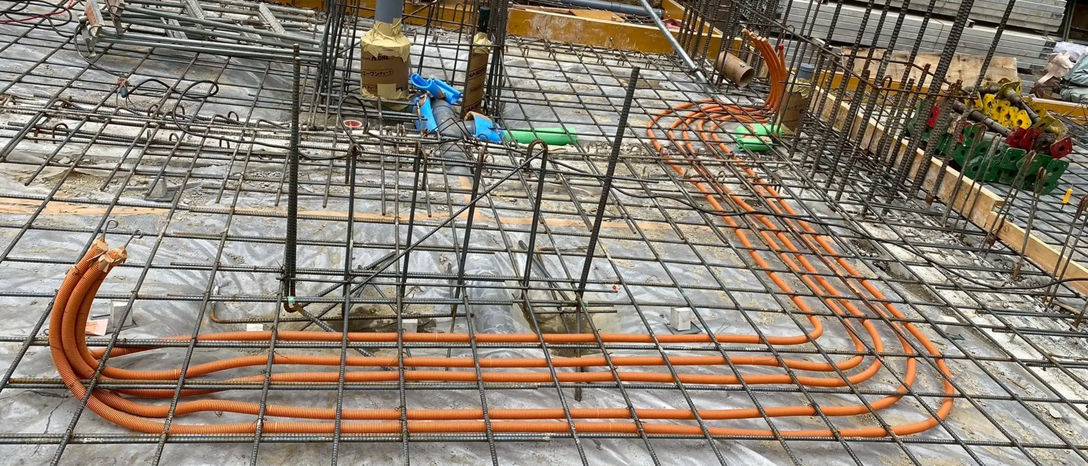 基礎スラブ内のPF管敷設｜TKT電設の施工写真