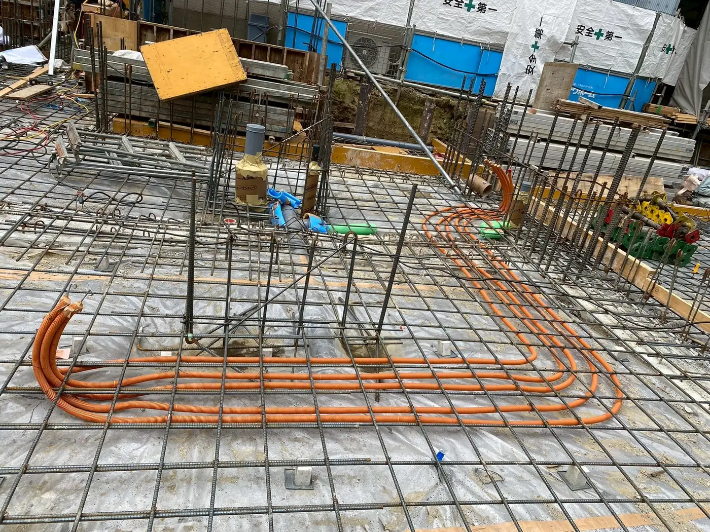 基礎スラブ内のPF管敷設｜TKT電設の施工写真