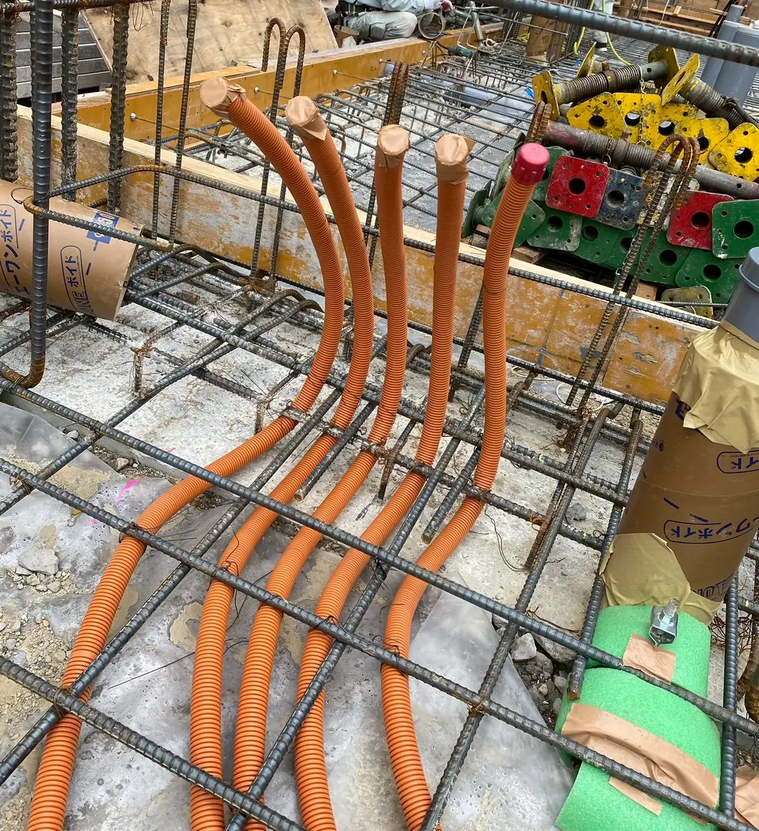 基礎からの配管立ち上げ｜TKT電設の施工写真