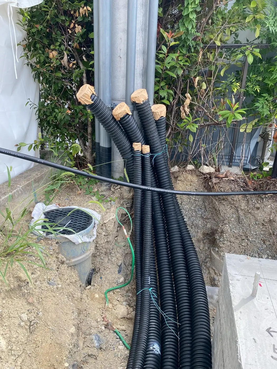 屋外地中埋設配管の立ち上げ｜TKT電設の施工写真