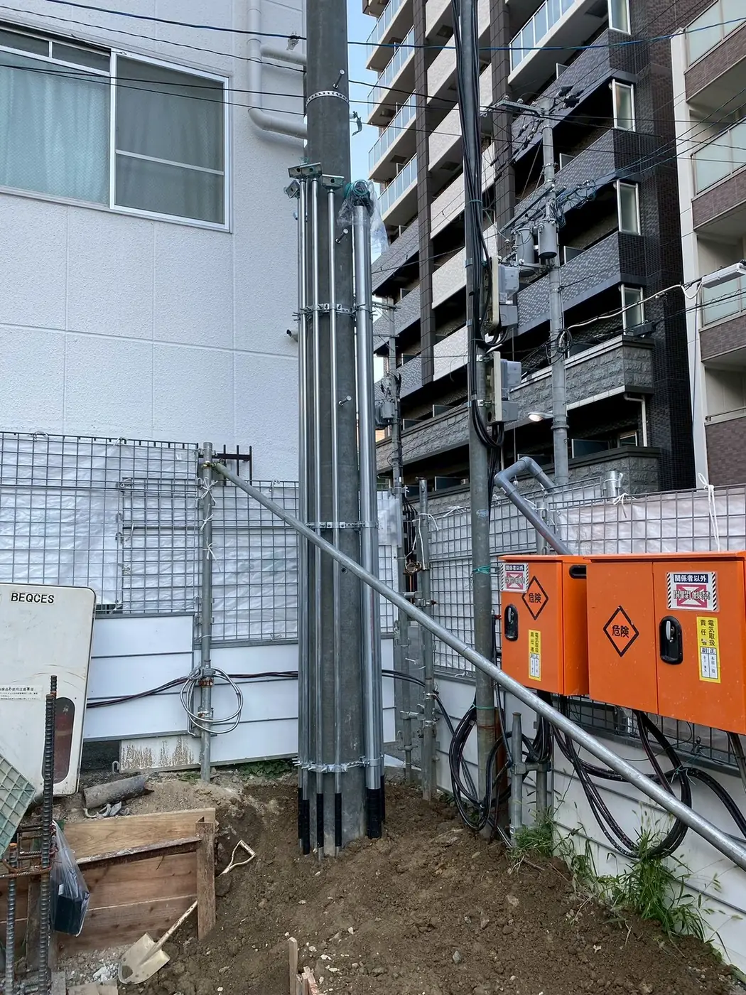 屋外引込配管の立ち上げ｜TKT電設の施工写真