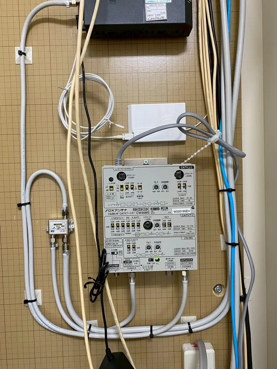 MDF内へのTVブースター設置｜TKT電設の施工写真