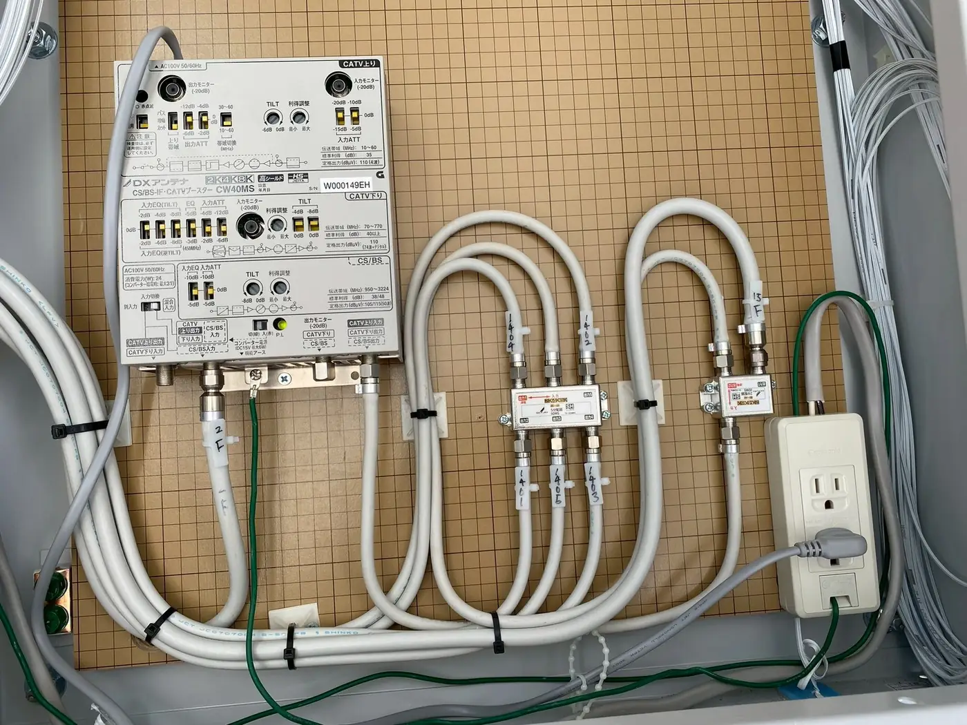 TV共聴設備の分配配線｜TKT電設の施工写真