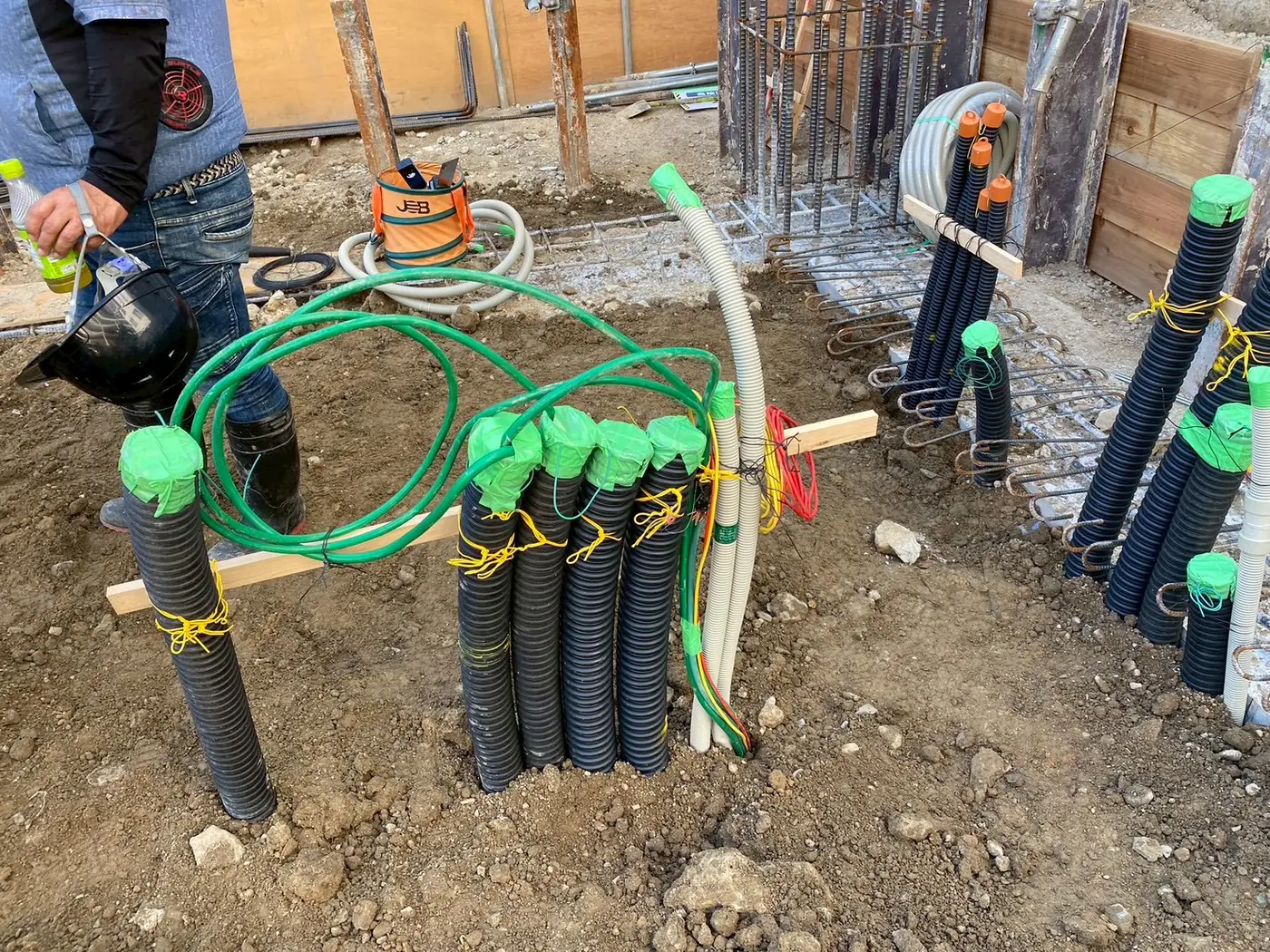 基礎内への配管立ち上げ｜TKT電設の施工写真