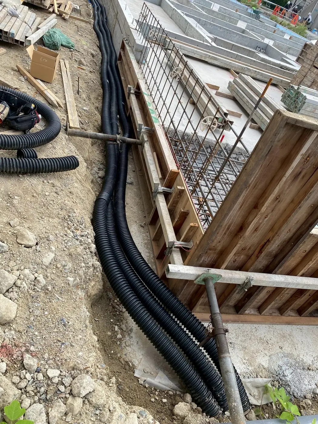 地中埋設配管のルート敷設｜TKT電設の施工写真
